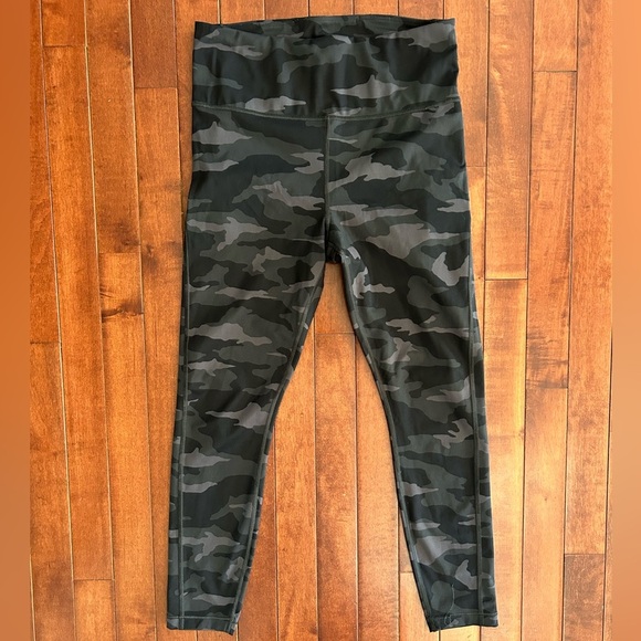 Athleta Ultimate 7/8 Tights Black and Gray Camo Leggings Size Small - Picture 1 of 7